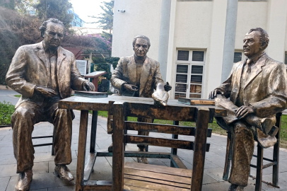 Yaşar Kemal'in gözlüğü vandalların hedefi oldu