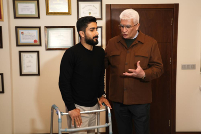 Adana'da felç kalan genç, küçük bir hareketle yeniden yürümeye başladı