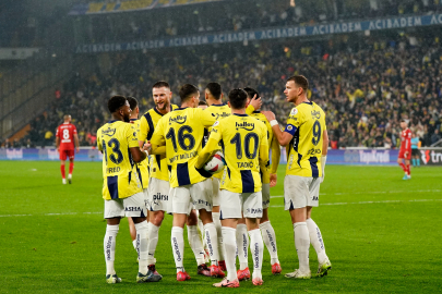 Fenerbahçe, Antalyaspor’u 3-0 mağlup etti ve puan farkını 4’e indirdi