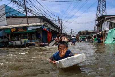 Cakarta ve çevresinde şiddetli yağışlar nehirleri taşırdı, yüzlerce kişi tahliye edildi