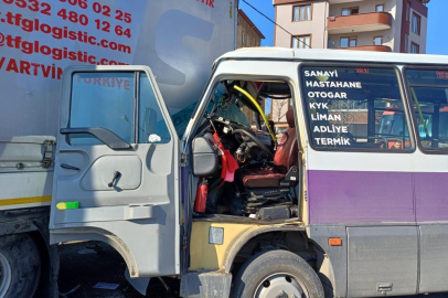 Artvin Hopa’da dolmuş minibüs tıra çarptı: 12 yaralı