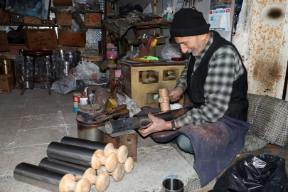 Atölyesinde tatlılara şekil veren kalıpların üretimini yapan son ustalardan