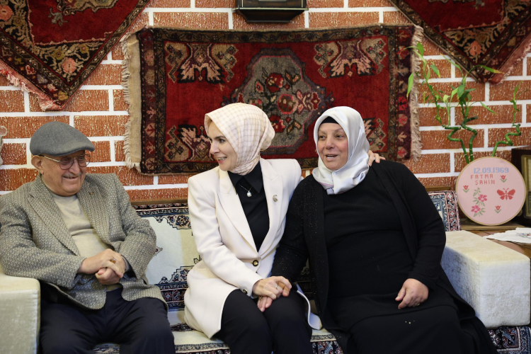 Aile ve Sosyal Hizmetler Bakanı Mahinur Özdemir Göktaş, Kırşehir’de düzenlenen Büyük Aile iftarının ardından Fatma ve Şahin Kımçak çiftinin evini ziyaret etti. 56 yıllık evli olan çiftle çay içip sohbet eden Bakan Göktaş, Aile Yılı kapsamında uzun süreli evliliklerin önemini vurguladı.