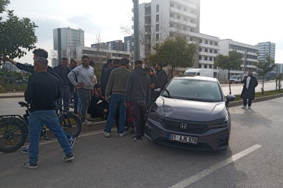 Adana’da trafik kazası: Yaralı yerde, araçtakiler kameralara tepkili