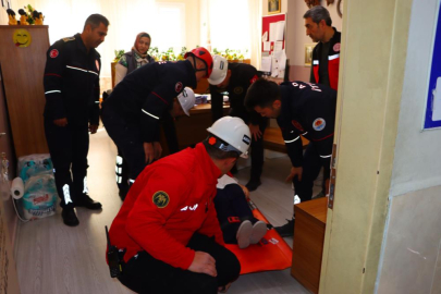 Adana Kozan'da öğrencilerle gerçekleşen deprem tatbikatı gerçeğini aratmadı