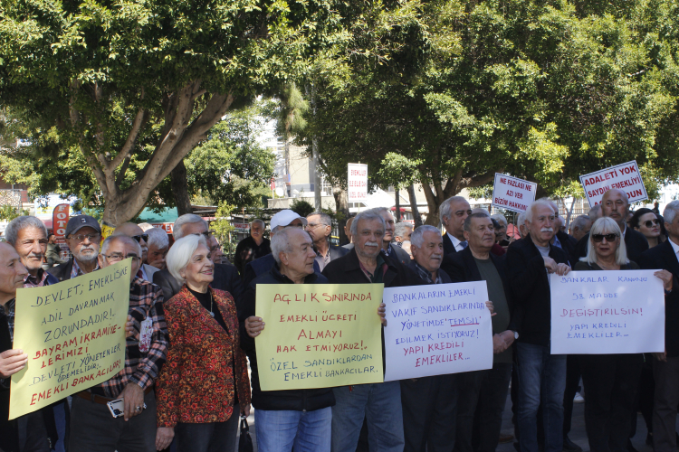 Adana’da emekliler sesini yükseltti: İkramiyeler asgari ücrete eşitlensin