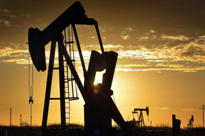Trump'ın ticaret savaşları petrolü vurdu: Fiyatlar altı ayın en düşüğüne yakın
