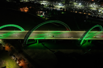 Adana'da Yavuzlar Köprüsü, Yeşilay Haftası için yeşil renkte ışıklandırıldı