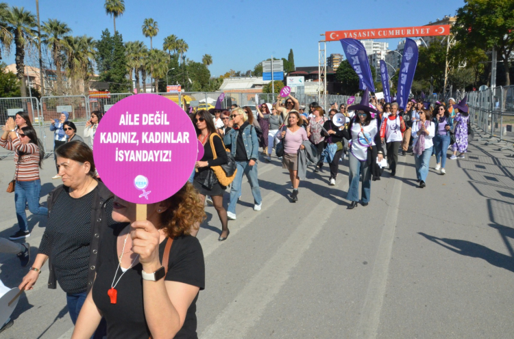 Adana'da 8 Mart Dünya Kadınlar Günü’nde binlerce kadın şiddete karşı sesini yükseltti 