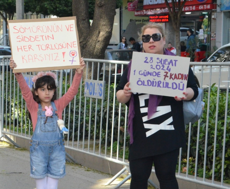 Adana'da 8 Mart Dünya Kadınlar Günü’nde binlerce kadın şiddete karşı sesini yükseltti 