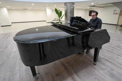 Mersin'de otizmli piyanist belediye binasında resital sunuyor