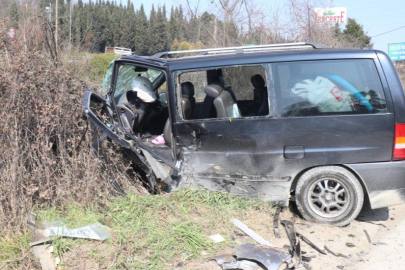 Sakarya'da feci kaza: Minibüs ile otomobil kafa kafaya çarpıştı, 10 yaralı