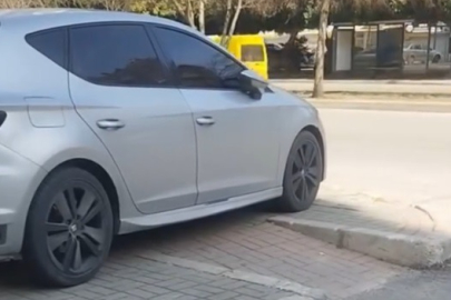 Adana’da yaya geçidini kapatan araç, engelli vatandaşları ve yayaları mağdur etti