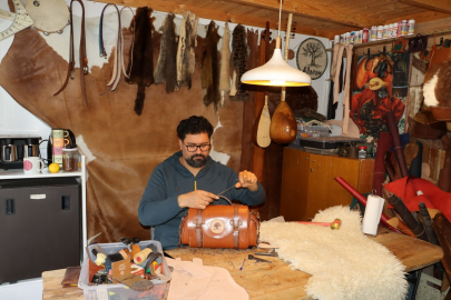 Hobi olarak başladığı deri sanatında ustalığa ulaştı