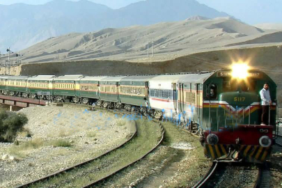 Pakistan'da akıl almaz olay: Trendeki 450 yolcu rehin alındı