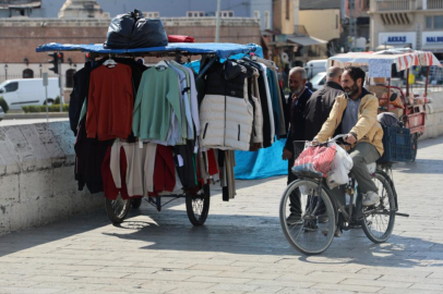 Tarihi Taşköprü çarşıya döndü! Seyyar satıcılar ve çalgıcılar işgal etti