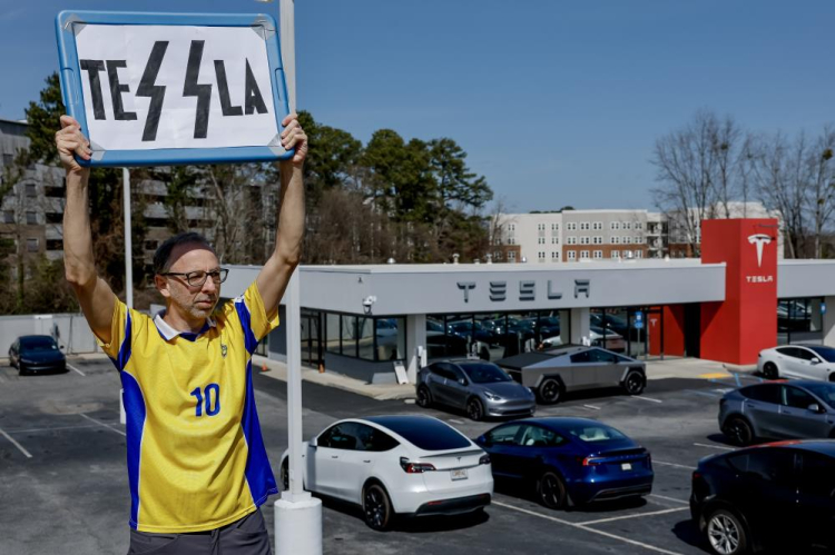 Trump’tan Elon Musk’a destek Yarın yeni bir Tesla satın alacağım 2