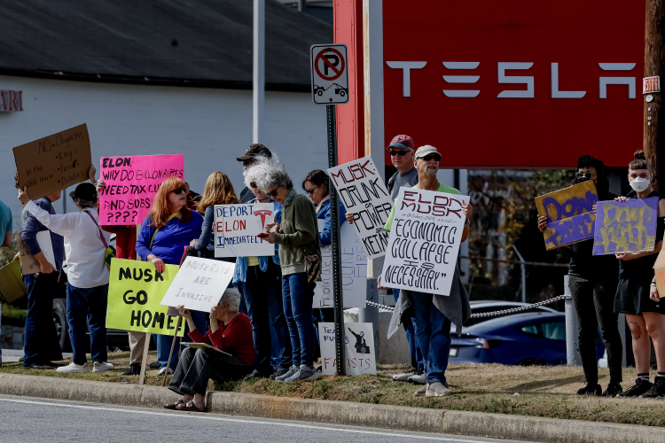 Trump’tan Elon Musk’a destek Yarın yeni bir Tesla satın alacağım 4
