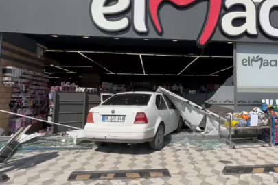 Aksaray’da fren yerine gaza basan sürücü markete girdi: 2 kadın yaralandı