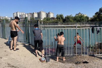Adana'da gençler boğulma tehlikesine aldırmadan sulama kanallarında serinliyor: "Ölürsek burada ölelim"
