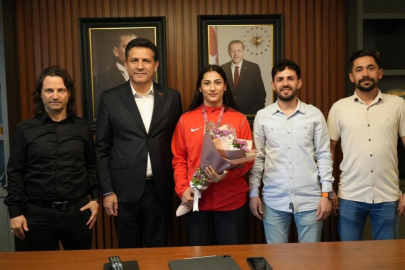 18 Yaşındaki Hatice Nur Sarı, Avrupa'dan bronzla döndü. Kozan'da coşkulu karşılama