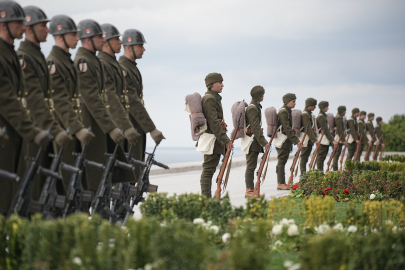 Çanakkale Deniz Zaferi'nin 110'uncu Yıldönümü Şehitler Abidesi'nde törenle kutlandı