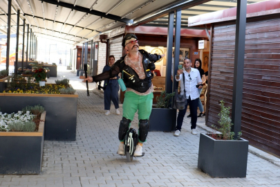 Depremzedelere moral veren renkli gösteri