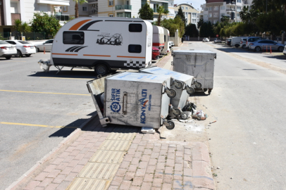 Antalya'da fırtına çıktı, ağaçlar devrildi!