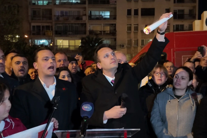 Bornova Belediye Başkanı Ömer Eşki, İmamoğlu'na destek için diplomalarını yaktı