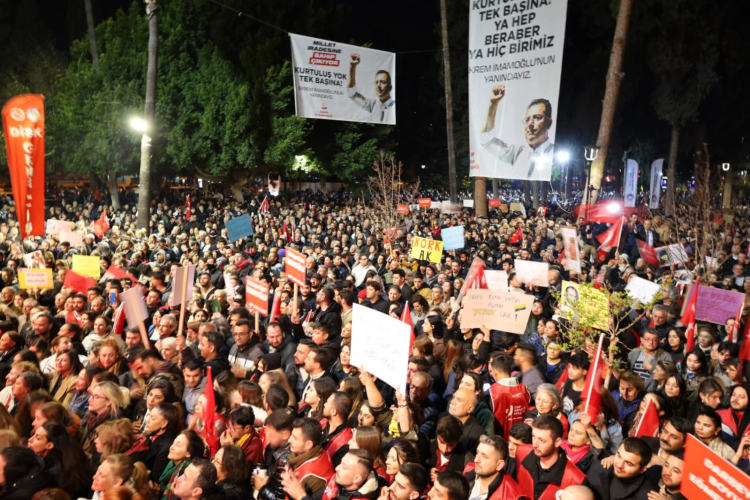 İBB Başkanı Ekrem İmamoğlu'na destek için Adanalılar Atatürk Parkı’nda bir araya geldi 