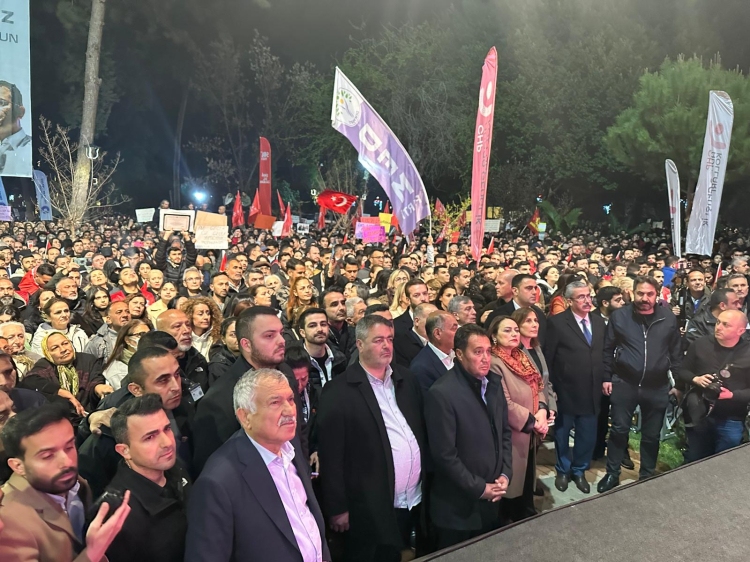 İBB Başkanı Ekrem İmamoğlu'na destek için Adanalılar Atatürk Parkı’nda bir araya geldi 