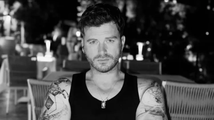 Kıvanç Tatlıtuğ'un Londra macerası Mavi gömlekli fotoğrafı sosyal medyayı salladı 2