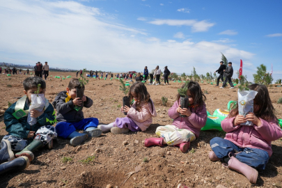 Toprakla buluşturulan fidanlar, çocuklarla birlikte büyüyecek