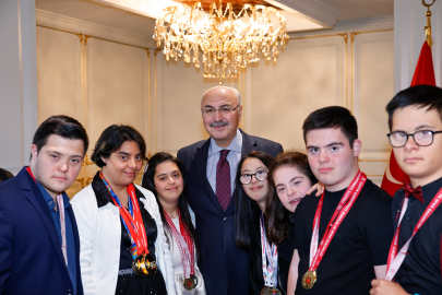 Vali Yavuz Selim Köşger, Down Sendromlu Milli sporcuları ağırladı