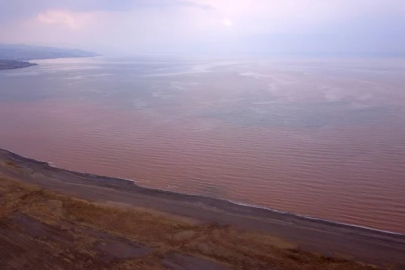 Van Gölü kahverengiye büründü! Yağışlar ve kar erimesi etkili oldu