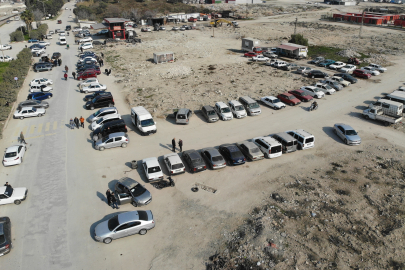 Hatay’da Suriyeliler ülkelerine dönmek için araba pazarına akın ediyor!