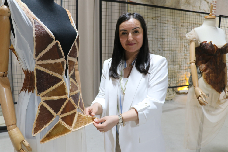 Adana’da çaydan elde edilen “Vegan Deri” ile hazırlanan sergi açıldı 3