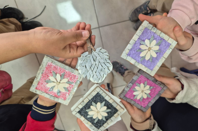 Mozaik ustası ve rölyef sanatçısı, öğrencilere sanatla iç içe  deneyim sunuyor