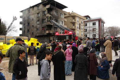 Pendik’te inşaat deposunda yangın! Alevler 4 katlı binaya sıçradı