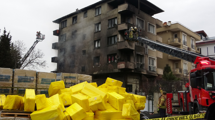 Pendik’te inşaat deposunda yangın! Alevler 4 katlı binaya sıçradı 2