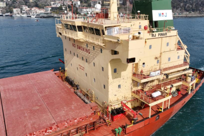 Saldırıya uğrayan MJ Pınar Gemisi İstanbul Boğazı'ndan geçti
