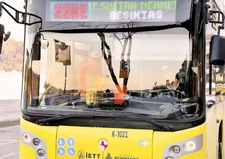 'Aşırı harcama yapmıyorum' diyen ünlü oyuncu Bade İşçil halk otobüsüne binerken görüntülendi 2