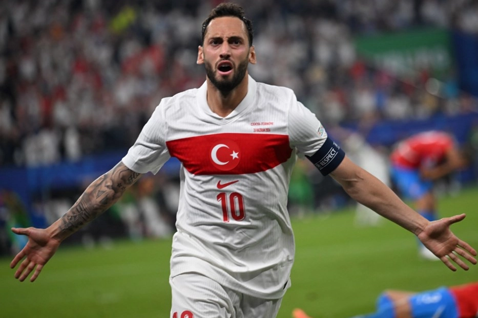 Lefter ve Cenk Tosun’u yakaladı!  Hakan Çalhanoğlu tarihe geçti! En golcü milli oyuncular listesinde yükseldi...