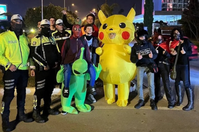 Eylemci Pikaçu bu kez kaçmadı, polislerle birlikte objektiflere poz verdi