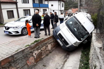 Öğrenci servisi kanala düştü