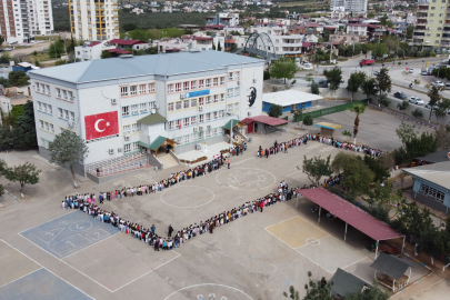 Adana'da 1200 öğrenciden örnek bayramlaşma
