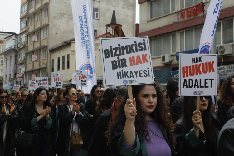 Adana’da Avukatlar, İmamoğlu’nun tutuklanmasına sessiz yürüyüşle tepki gösterdi