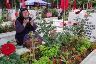 Adana’da şehitlik ziyareti: Şehit aileleri fotoğraflarıyla bayramlaştı