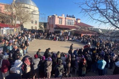 Mersin Erdemli'de mahalleli meydanda bayramlaştı