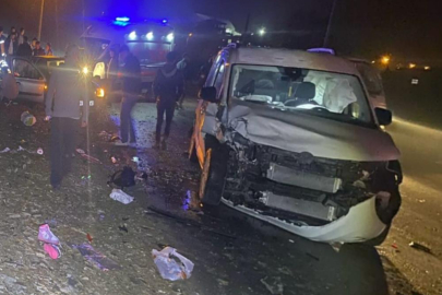 Sakarya Kaynarca’da otomobil ile hafif ticari araç çarpıştı: 3’ü çocuk 4 yaralı